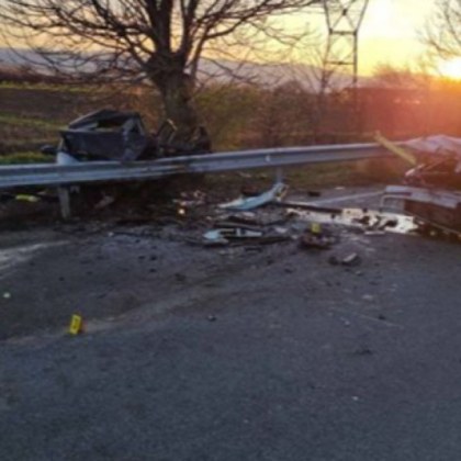 Шейсетгодишен шофьор е загинал а други двама души са ранени