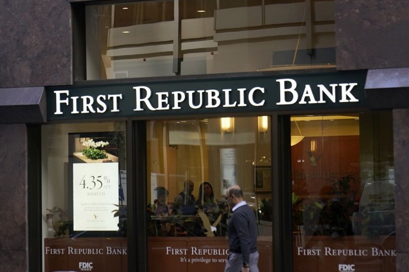 Инвестиционната банка JPMorgan Chase придобива активите на изпадналата в затруднение банка First