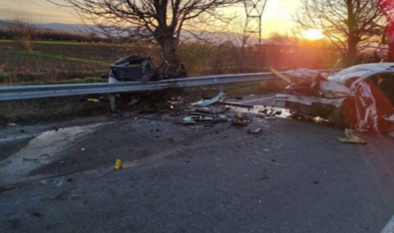 Шейсетгодишен шофьор е загинал, а други двама души са ранени