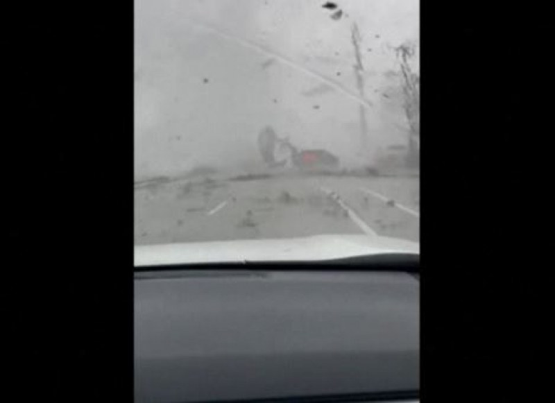 Торнадо вдигна кола във въздуха  ВИДЕО
