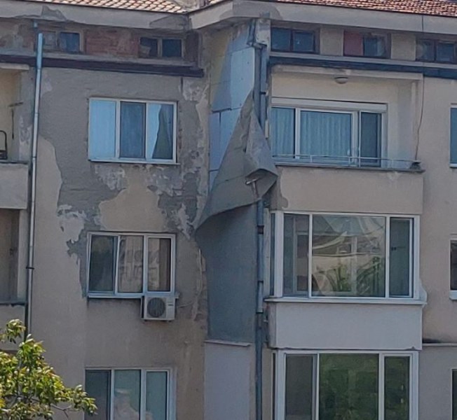 Изолация на сграда в Пловдив се откърти СНИМКА