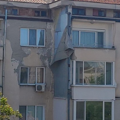 Изолация на сграда в Пловдив е виснала опасно Санировката се