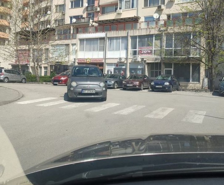 Впечатляващо паркиране изненада в наш град СНИМКА