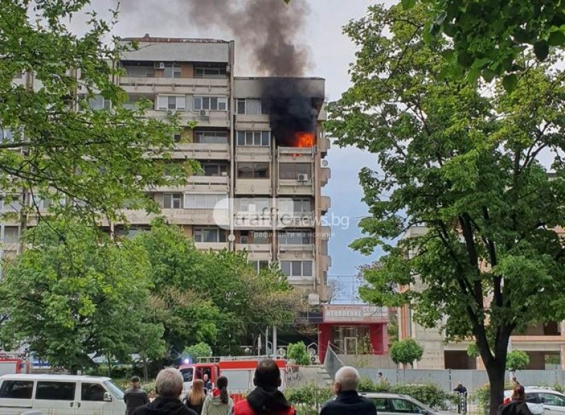 Апартамент избухна в пламъци в Пловдив  СНИМКИ
