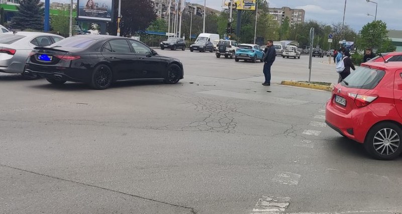 Две коли се удариха в София СНИМКИ