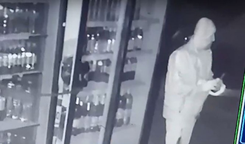 Мъж с трион посегна на хладилник на магазин ВИДЕО