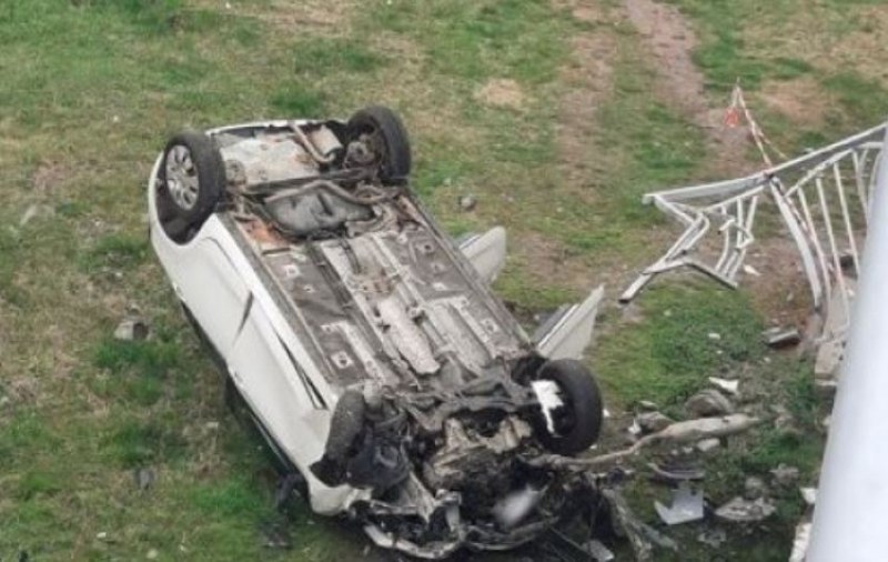 Мерцедес се преобърна край Пловдив, шофьорът изхвърча на метри от колата