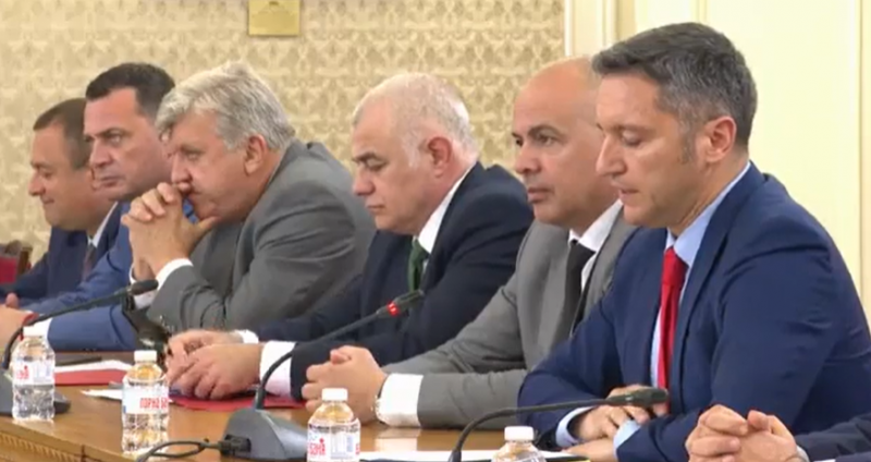 ГЕРБ-СДС и БСП разговарят в парламента за съставянето на правителство
