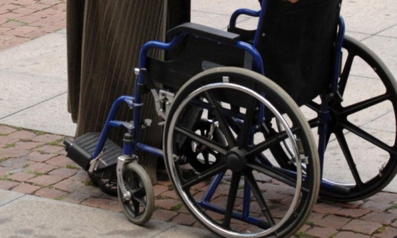 История за тротоари, паднала от инвалидна количка жена и една добрина