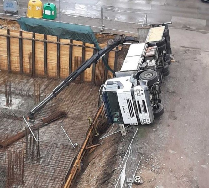 Камион се обърна до строеж в София СНИМКА