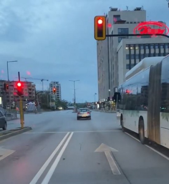 Кола профуча на червен светофар, случвало се всяка сутрин ВИДЕО