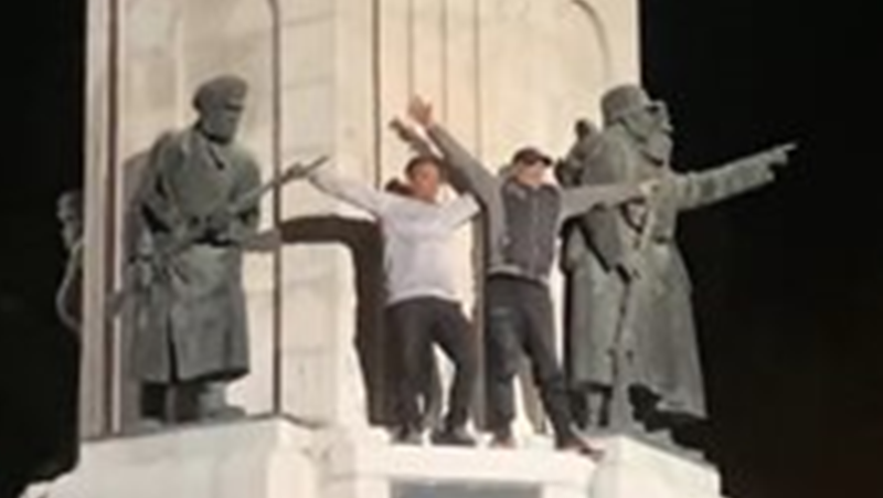 Мъже танцуват под звуците на чалга върху паметника 