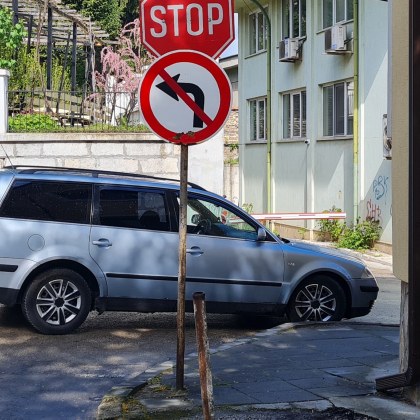 Странно място избра шофьор където да паркира колата си Фолксваген