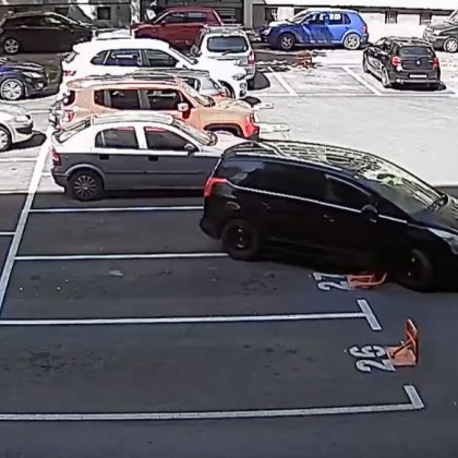Шофьор се прояви със слаби умения зад волана На паркинг
