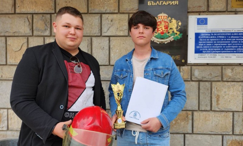 Наградиха смелите момчета, спасили живота на мъж в Пловдивско