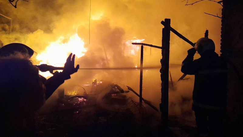 Пожар горя в къща в пазарджишко село СНИМКИ
