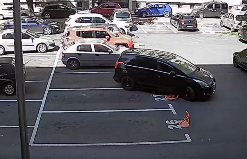 Шофьор демонстрира незавидни умения на паркинг ВИДЕО