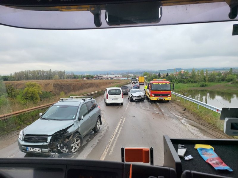 Тежък сблъсък между две коли в София СНИМКИ