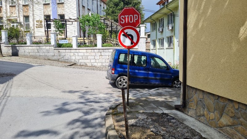 Пореден шофьор е забелязан на забранено за паркиране място. Вчера