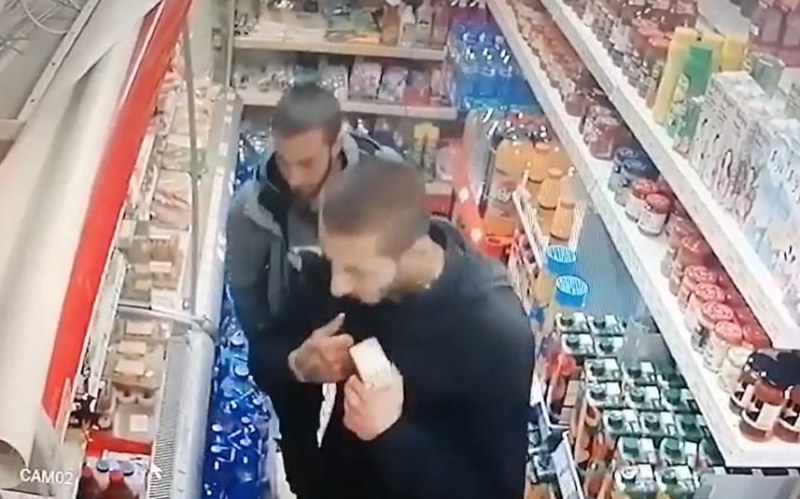 Трима млади мъже се проявиха в хранителен магазин. Те са