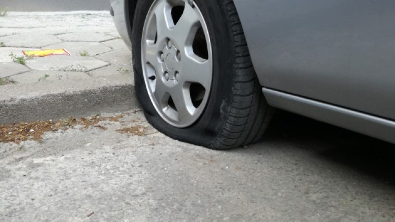 Млад мъж спука гумите на 4 коли в Пловдивско