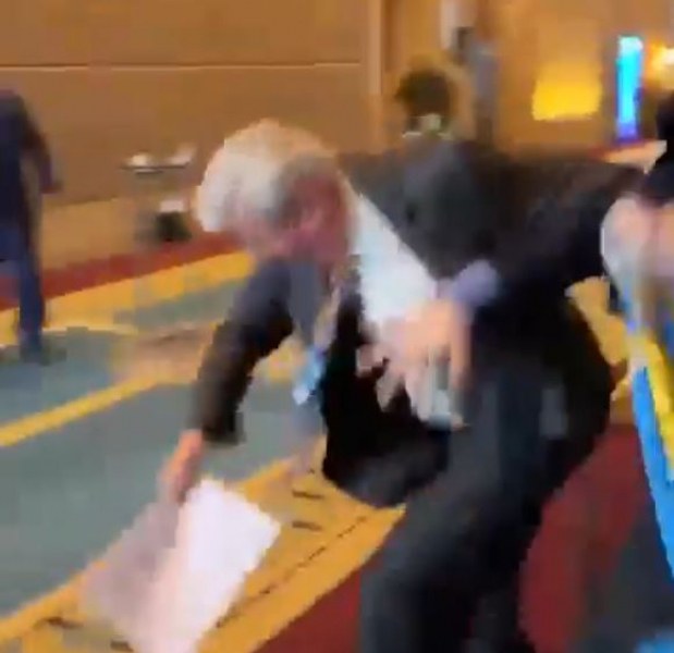 Украински делегат удари с юмрук в лицето руски делегат по