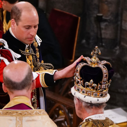 Британският престолонаследник принц Уилям коленичи пред баща си крал Чарлз