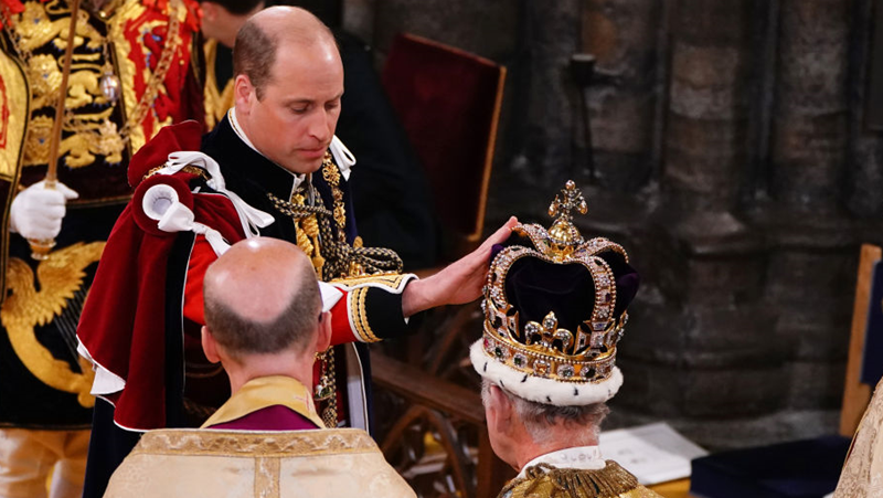 Британският престолонаследник принц Уилям коленичи пред баща си крал Чарлз