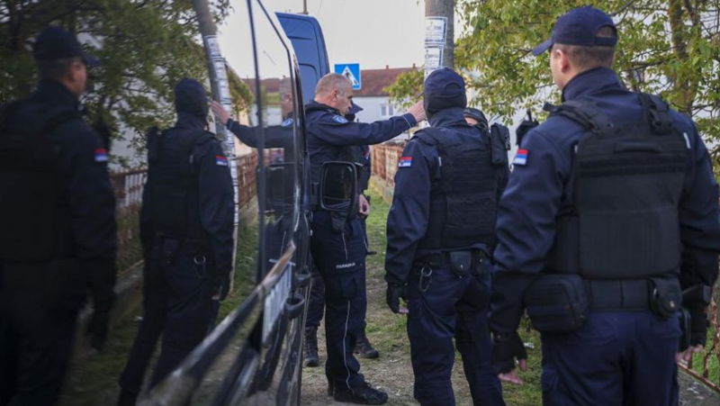 Задържаха ученици заради заплашителни послания и снимки на оръжия