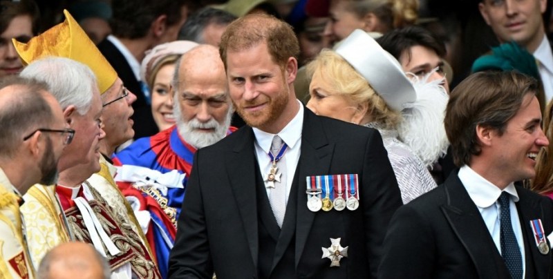 Принц Хари се появи на коронацията на Чарлз III в шикозен костюм на Dior