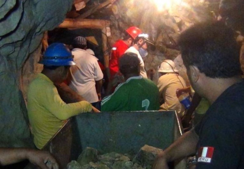 Най-малко 27 души загинаха при пожар в мина в Перу.