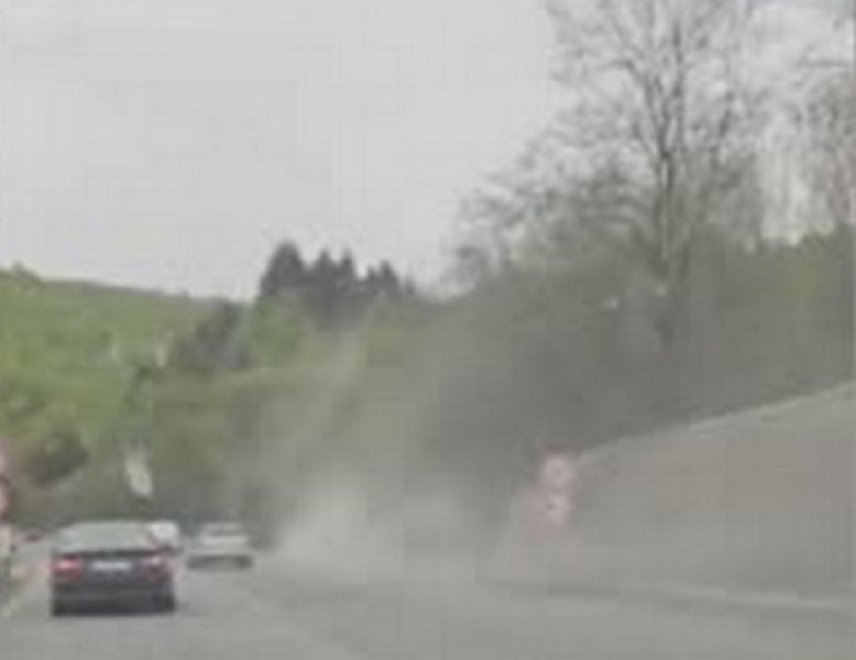 Кола се запали в движение на 