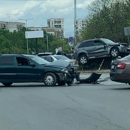 Зрелищна катастрофа стана преди минути в София Два автомобила са
