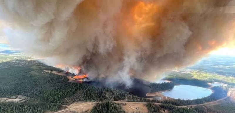 Над 100 активни пожара в Западна Канада, които продължават да