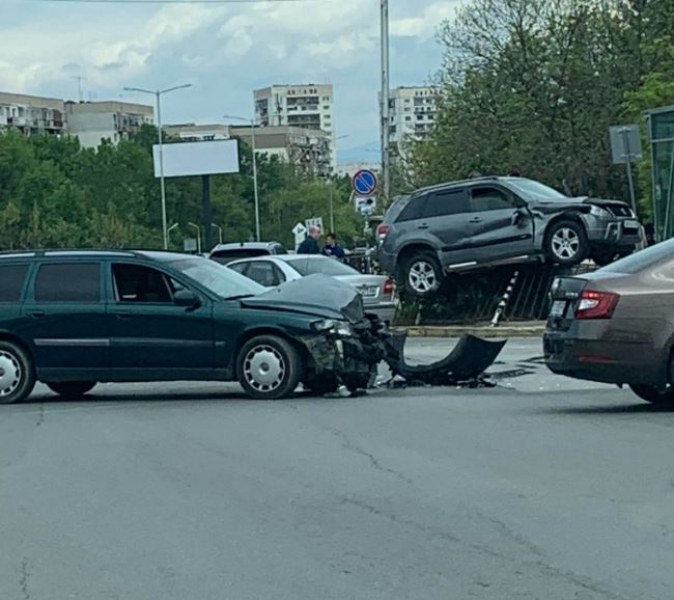 Зрелищна катастрофа стана преди минути в София. Два автомобила са