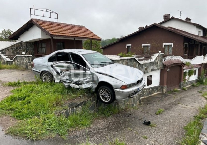 БМВ кацна на ограда след катастрофа СНИМКИ