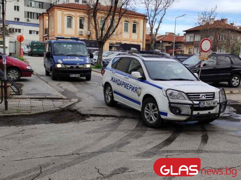 Мъж запуши устата на момиче, задигна раницата ѝ