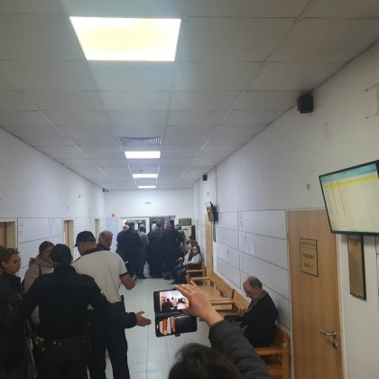 Десетки души се събраха днес в коридорите на Районен съд Пловдив