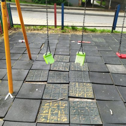 Детска площадка стана жертва на нечия вандалска изява Изпочупени са