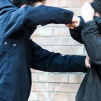 Тийнейджър извърши брутален грабеж в двора на училище