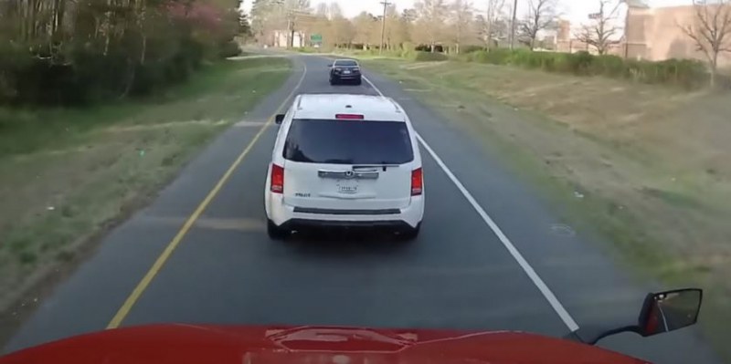 Шофьорка блокира пътя на камион - нарочно! ВИДЕО