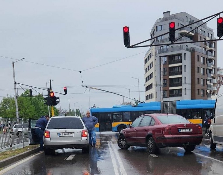 Две катастрофи станаха тази сутрин в София. При първи инцидент
