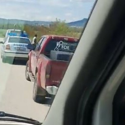 Кола изхвърча в дълбока канавка, вадят водача СНИМКИ