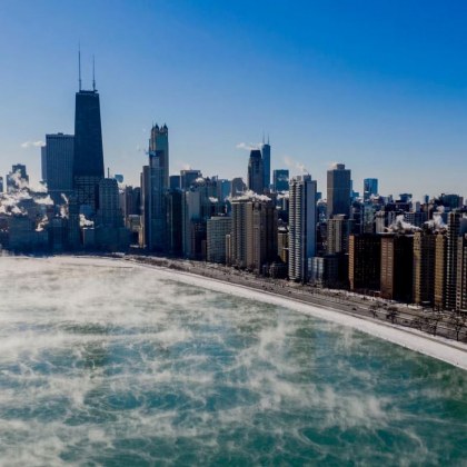 Отиващият си кмет на Чикаго Лори Лайтфут обяви извънредно положение в