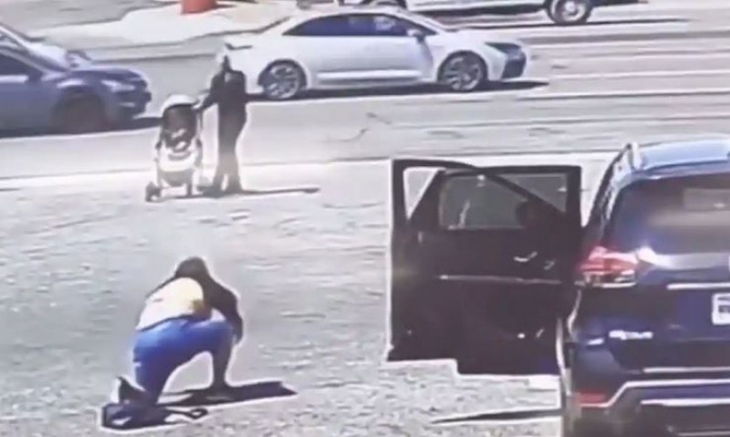 Шокиращо ВИДЕО! Количка с бебе тръгна към оживен булевард