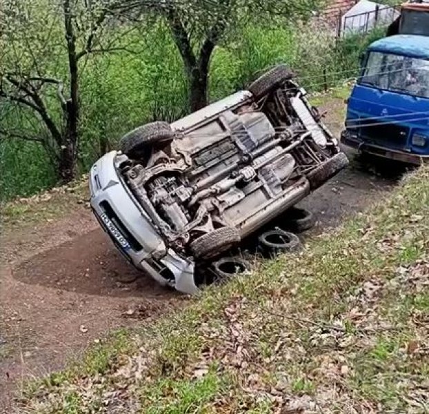 В опит да избегне дупка - шофьорка се преобърна в пропаст