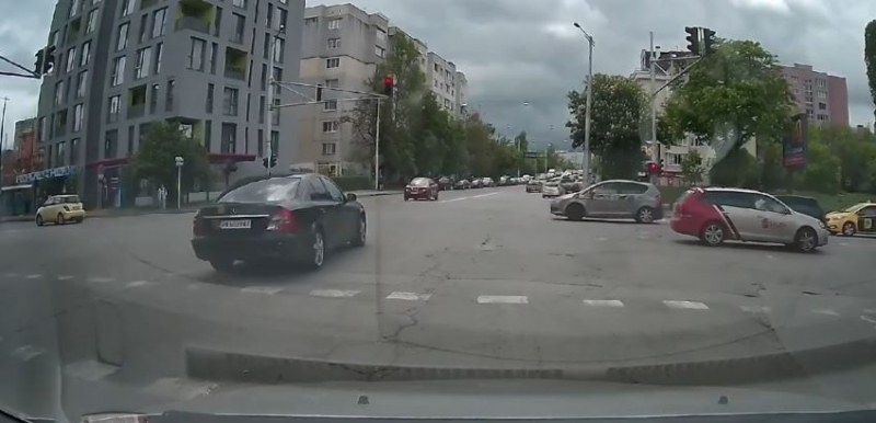 ВИДЕО показа безумна и опасна ситуация в кръстовище