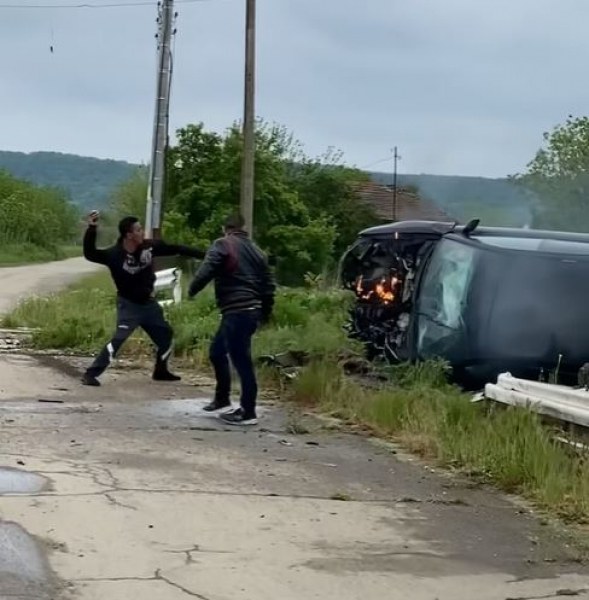 Влак помете кола на прелез ВИДЕО