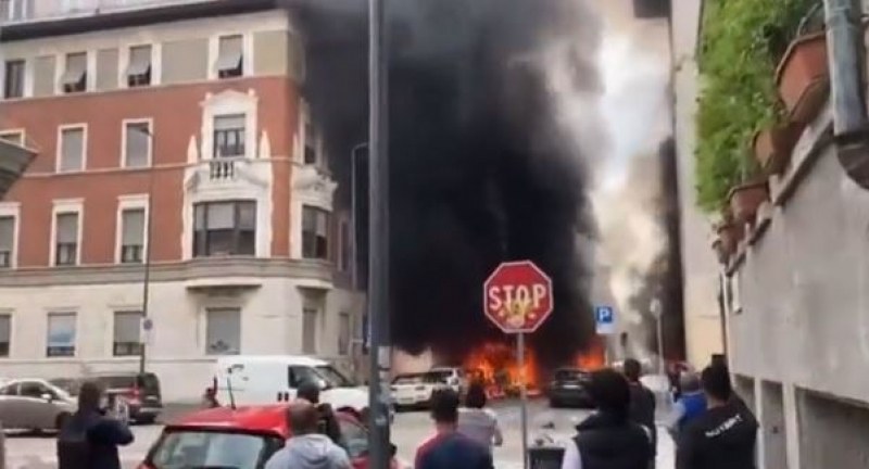 Няколко автомобила пламнаха след експлозия в центъра на Милано, съобщи