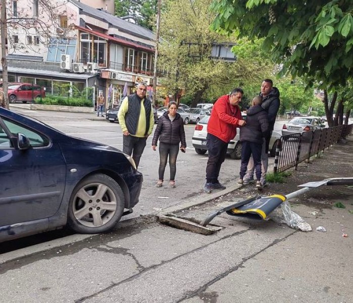 Дете зад волана се вряза в спирка и хукна да бяга* СНИМКА